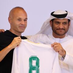 A Iniesta se le abre la puerta de los banquillos