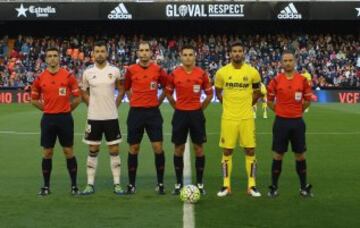 El árbitro Del Cerro Grande acompañado por sus asistentes Yuste Jiménez y Álvaro Cantón, el cuarto árbitro Muñoz Piedra y los capitanes Javi Fuego y Musacchio.