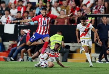 Unai López se tira, mete el pie y trata de impedir el avance de Yannick Carrasco. Óscar Valentin, atento a la acción.