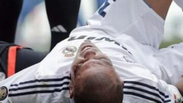 Pepe siendo atendido.