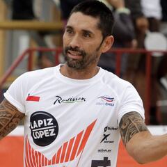 Ríos, una estatua que se descascara