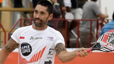 Ríos, una estatua que se descascara