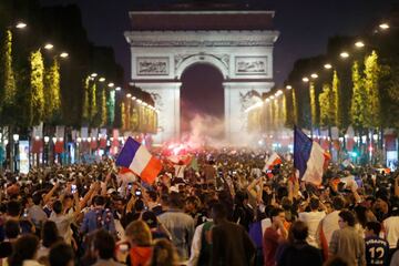 Los aficionados franceses celebraron la clasificación de su selección para la final del Mundial. 