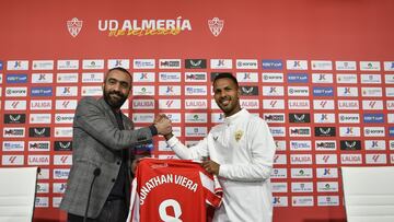 Jonathan Viera con Mohamed El Assy.