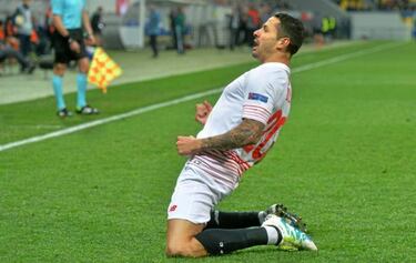Vitolo ends Atlético talk by agreeing new Sevilla deal