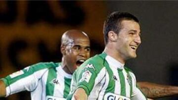 <B>PERMANENCIA.</B> El Betis está un poco más cerca de continuar en Primera División gracias al gol de Varela.