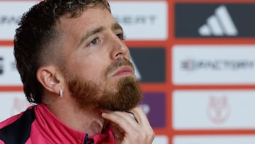 SEVILLA, 05/04/2024.- El capitán del Athletic Iker Muniain, durante la rueda de prensa previa a la final de la Copa del Rey de fútbol que Athletic Club y RCD Mallorca disputan mañana sábado en el estadio de La Cartuja, en Sevilla. EFE/Julio Muñoz
