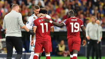 Salah se retira lesionado.