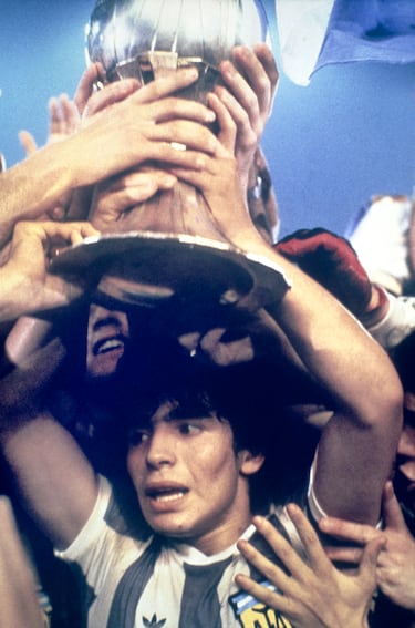 Diego Armando Maradona deslumbró en Japón 1979 y lideró a Argentina hacia su primer título
mundial sub-20. Con seis goles, incluido uno en la final contra la URSS, se convirtió en la figura
indiscutida del torneo y recibió el Balón de Oro adidas. Su talento, irreverencia y capacidad para
decidir partidos marcaron el inicio de una carrera destinada a la grandeza absoluta del fútbol mundial.
