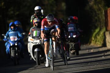 En la temporada de cl芍sicas, el neerland谷s Mathieu van der Poel tambi谷n quiso ser protagonista y dej車 otra imagen espectacular en la Strade Bianche. Su ataque en la calle Santa Catarina de Siena no s車lo dej車 clavados a Alaphilippe y Bernal, sino que dej車 unos datos de aut谷ntico animal (super車 los 1.000 vatios en su hachazo en un tramo al 12%).