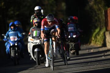 En la temporada de clásicas, el neerlandés Mathieu van der Poel también quiso ser protagonista y dejó otra imagen espectacular en la Strade Bianche. Su ataque en la calle Santa Catarina de Siena no sólo dejó clavados a Alaphilippe y Bernal, sino que dejó unos datos de auténtico animal (superó los 1.000 vatios en su hachazo en un tramo al 12%).