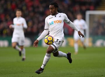 Renato Sanches fue fichado por el Bayern Munich tras destacar en la Eurocopa y conseguir el Golden Boy. Sin embargo, el portugués no encontró su sitio en el conjunto alemán y acabó saliendo cedido al Swansea City, pero la jugada le salió muy mal. En la Premier League le han considerado como uno de los peores fichajes de la temporada, que se la ha pasado casi en blanco. Además, su equipo bajó. Tras la cesión, vuelve a Alemania en busca de una oportunidad, aunque parece que sigue sin hueco en la plantilla.