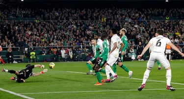 Claudio Bravo desvía el cabezazo de Nacho Fernández que remata sobre la esquina del área pequeña.