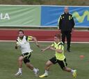 Piqué y Jordi Alba se entrenan sin problemas con la Selección