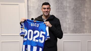 Diego Rico posa con la camiseta de su renovaci¨®n con la Real