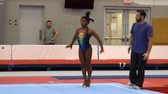 Simone Biles entrena en el ejercicio de suelo bajo la supervisi&oacute;n de su nuevo entrenador Laurent Landi.