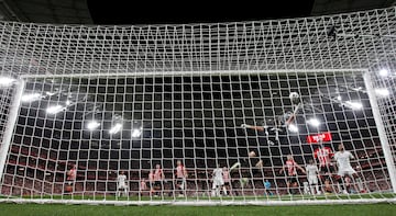 El inglés marca su primer gol oficial con el Real Madrid. Cazó un balón suelto dentro del área, golpeando con bote incluido, lo que provocó que se convirtiese en una especie de vaselina para anotar el 0-2.