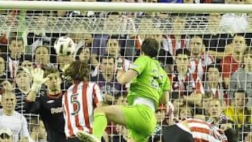 <b>DISPUTADO. </b>Fernando Amorebieta defiende uno de los ataques del Celtic, con Raúl Fernández muy atento.