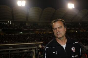 El 17 de noviembre del 2010 Chile derrota a Uruguay en el Monumental, en el último partido de Marcelo Bielsa dirigiendo a la Roja en territorio chileno. Fue su penúltimo partido al mando de la selección.