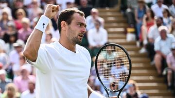 Roman Safiullin celebra su victoria contra Denis Shapovalov en Wimbledon.