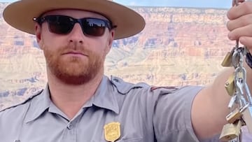 Agente con unas cizallas y una cadena con candados en el Gran Cañón