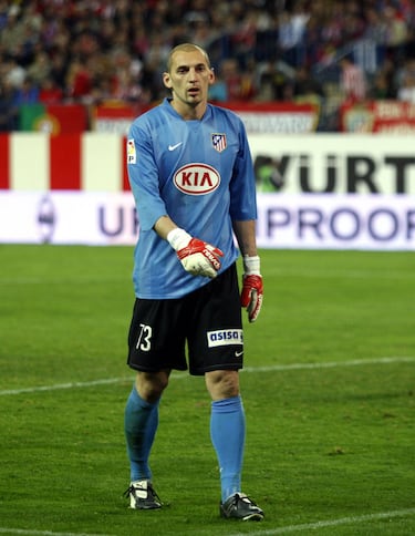 Christian Abbiati (08-07-1977) hizo casi toda su carrera en el Milan. El cancerbero italiano estuvo desde la temporada 98-99 a la 2005-06 en el club italiano. La llegada de Dida le cerró el paso y tuvo que irse a la Juventus, donde jugó un año y luego al Torino. En la campaña 2007-08 llegó cedido al Atlético, con el que jugó 29 partidos. La portería rojiblanca estaba defendida esa campaña por Abbiati, Leo Franco y Falcón. Posteriormente volvió al Milan. El Atlético incorporó la siguiente campa al francés Coupet, quien compartió portería con Leo Franco. Bernabé fue el tercer portero. Abbiati, portero seguro, ganó tres scudettos con el Milan, además de una Copa italiana y dos Supercopas. En el Atlético pasó inadvertido. En el Milan fue un cancerbero importante.