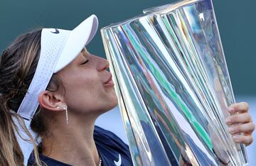 Paula Badosa con el trofe de Indian Wells.