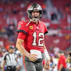 Who is the oldest quarterback to ever play in the NFL?