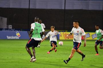 El entrenador colombiano, Reinaldo Rueda, realizó el primer entrenamiento con los jugadores convocados del FPC al microciclo que se lleva a cabo en la Sede Deportiva de la Federación Colombiana de Fútbol. 