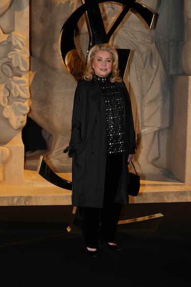 Catherine Deneuve posa a su llegada al desfile de la colección prêt-à-porter femenina primavera/verano 2026 del diseñador Anthony Vaccarello para la casa de moda Yves Saint Laurent durante la Semana de la Moda de París, en París.