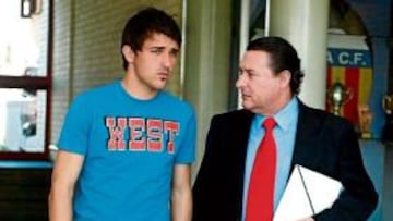 <b>EN VALENCIA. </b>Villa y Tamargo llegaron ayer a Valencia para que el asturiano se trate la lesión.