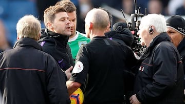 Pochettino se encara con el colegiado Mike Dean