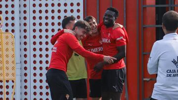 05-11-25. PABLO GARCÍA, GUILLE ROSAS, GASPAR CAMPOS Y JORDY CAICEDO BROMEAN EN EL ENTRENAMIENTO DEL SPORTING.