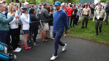 Tiger Woods camina delante de los aficionados durante el US Open 2019 en el recorrido de Pebble Beach.