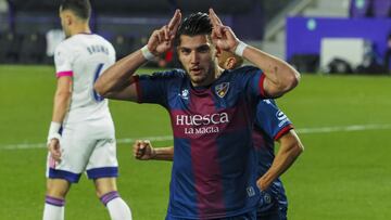 Rafa Mir celebra un gol con el Huesca.