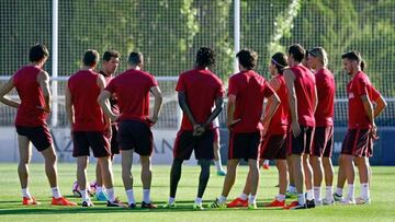 Los jugadores del Atlético durante el entrenamiento.