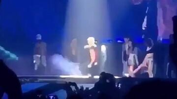Justin Bieber se cay&oacute; en el escenario de Florida al bromear con sus bailarines salpic&aacute;ndoles agua con sus pies y resbalando al suelo.