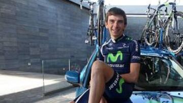 <b>EL LUGAR. </b>Beñat, con la bici de Tondo. Al lado, el coche y el garaje. A la izda., dice a Valverde cómo le atrapó.