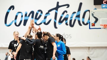 Las jugadoras del Movistar Estudiantes se reúnen antes del partido ante del Durán Maquinaria Ensino.