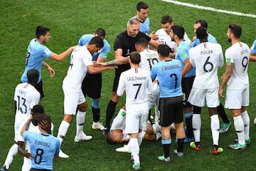 Se forma una tangana porque Mbappé quedó tendido y Godín fue a recriminarlo. Furiosos los jugadores uruguayos.