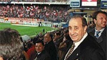 <b>APERTURA</B>. Jesús Gil quiere abrir las puertas del club para los abonados y accionistas para escuchar su voz a la hora de tomar decisiones.