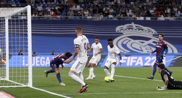 5-0. Vinicius marca el quinto gol tras una asistencia de Karim Benzema.