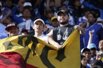 Los hinchas acompa&ntilde;aron a Millonarios a pesar de la crisis de resultados pero presionaron a sus jugadores con el tradicional &#039;Movete Millos movete&quot;.