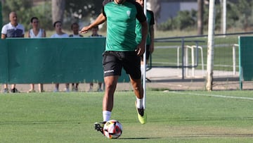 Recio, entrenándose con el Córdoba.