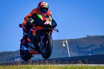 Segundo español de la lista y único de los nuestros todavía en activo. El mayor de los hermanos Espargaró igualó a Jorge Lorenzo en Jerez y ya amenaza a Capirossi. Al español le hacen falta 13 salidas más para igualarle y, de conseguir un acuerdo con Aprilia para 2023, conseguirá, no solo igualar, si no superar la cifra del italiano. Aleix llegó a MotoGP en 2009 y ya va por su duodécima temporada en la máxima categoría. Llegó de la mano de Ducati, pero también pasó por Yamaha y Suzuki hasta encontrar un nuevo proyecto con Aprilia. Tras años de trabajo, llevó a la marca italiana a conseguir sus primeros podios (ya suma cuatro) y una primera victoria para ambas partes en MotoGP. Fue en el GP de Argentina de este 2022, durante la carrera número 200 del español.