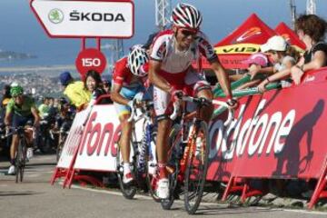 El ciclista español del equipo Katusha, Joaquim Rodríguez "Purito", seguido del italiano del equipo Astana y líder de la general, Vincenzo Nibali, y del también español del equipo Movistar, Alejandro Valverd (i), a 150 metros de la meta de la decimoctava etapa de la Vuelta Ciclista a España 2013 disputada hoy entre Burgos y Peña Cabarga, de 186,5 kilómetros.