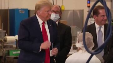 ¡Escándalo de Trump! Visita una fábrica sin mascarilla, se salta las medidas y se jacta...