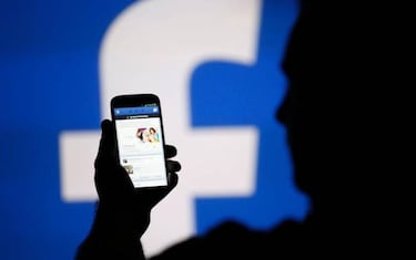 La leyenda urbana de que Facebook espía conversaciones por el micro del móvil