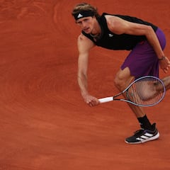 Tsitsipas pasa sin problemas y Zverev se complica la vida