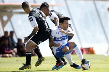 El jugador de Universidad Católica Edson Puch, derecha, disputa el balon con la defensa de Colo Colo durante el partido de primera division realizado en el estadio Monumental de Santiago, Chile
